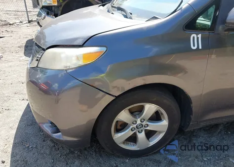 2011 Toyota Sienna Le V6 z USA, uszkodzony, nr VIN 5TDKK3DC3BS017335